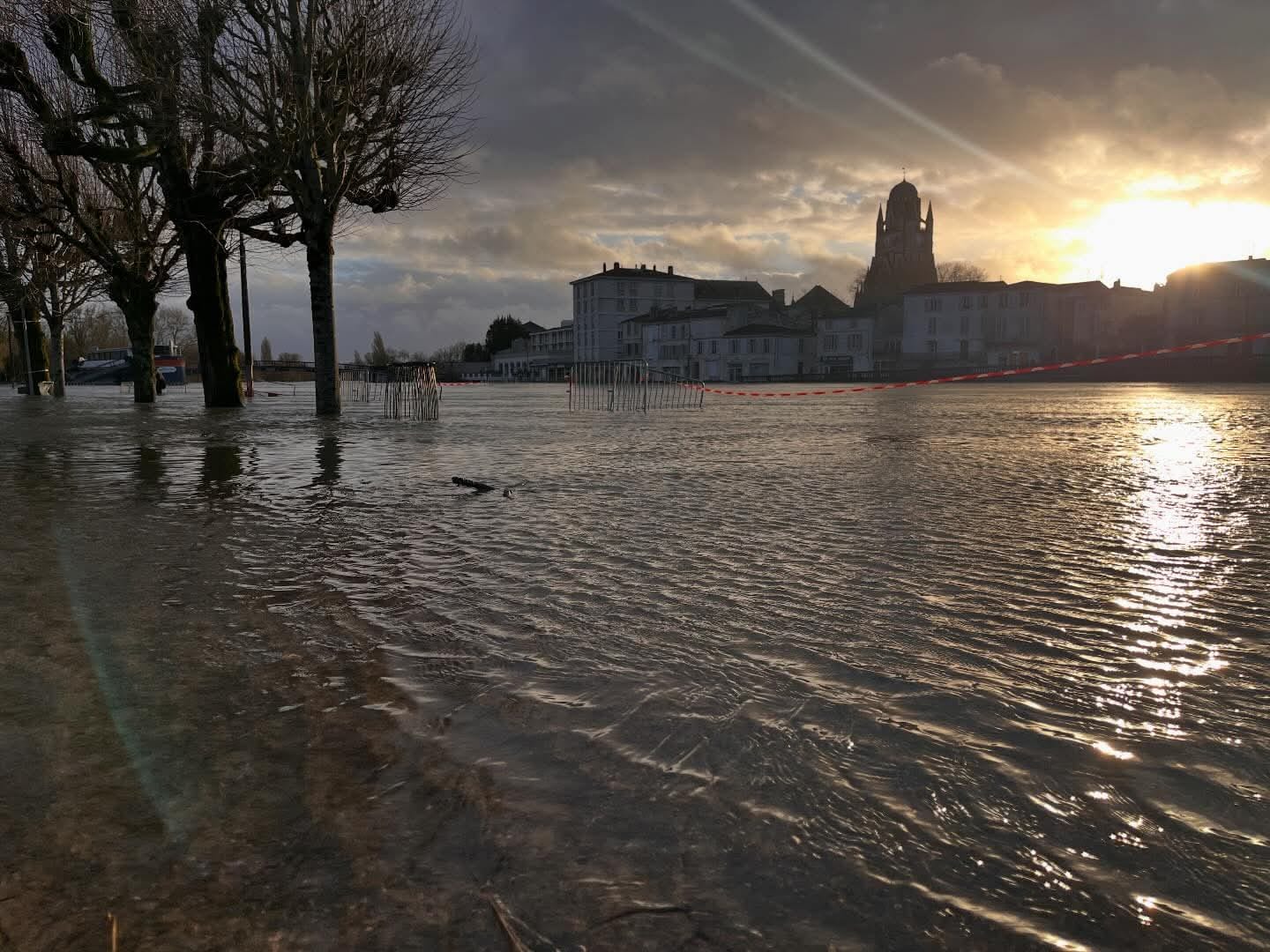Changement climatique : inondations à Saintes